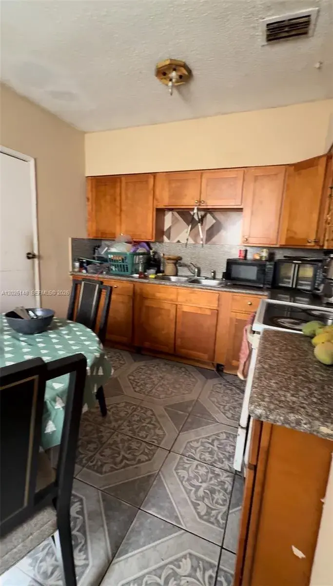 110 NW 52nd St, Miami FL 33127