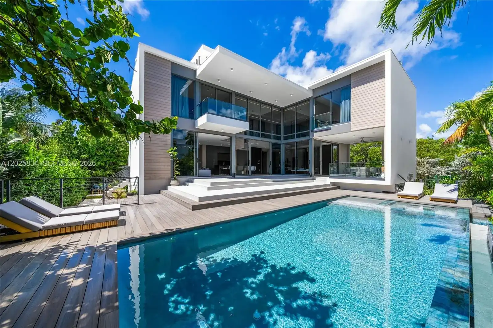 571 Glenridge Rd, Key Biscayne FL 33149