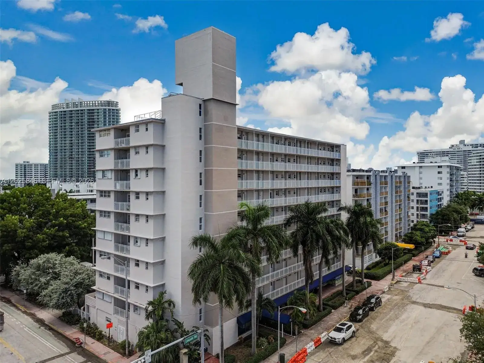 1 bedroom 1 bath Residential for sale at 1300 Lincoln Rd # B402, Miami Beach FL 33139