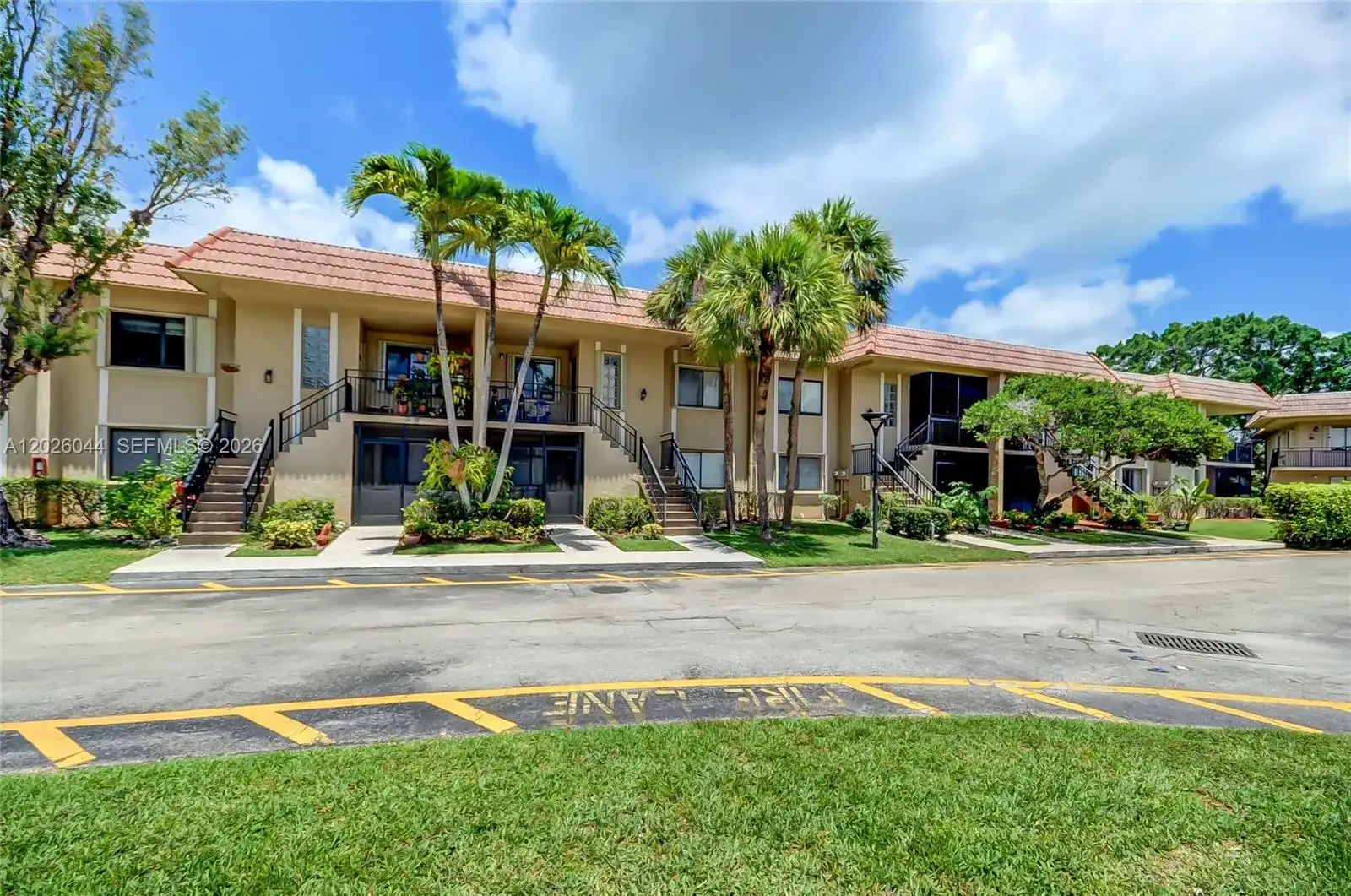 302 Lakeview Dr # 105, Weston FL 33326 photo 2