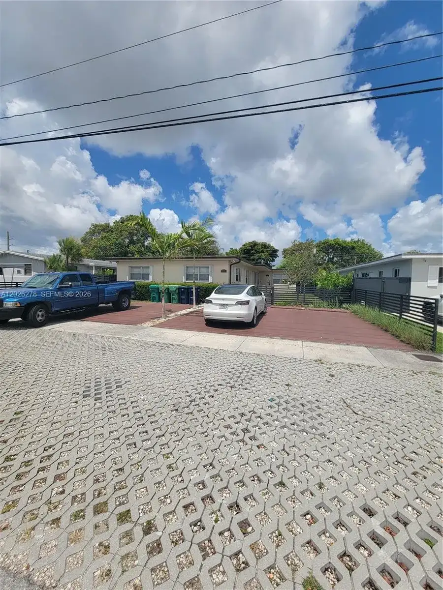 1052 SW 79th Ave, Miami FL 33144 photo 2