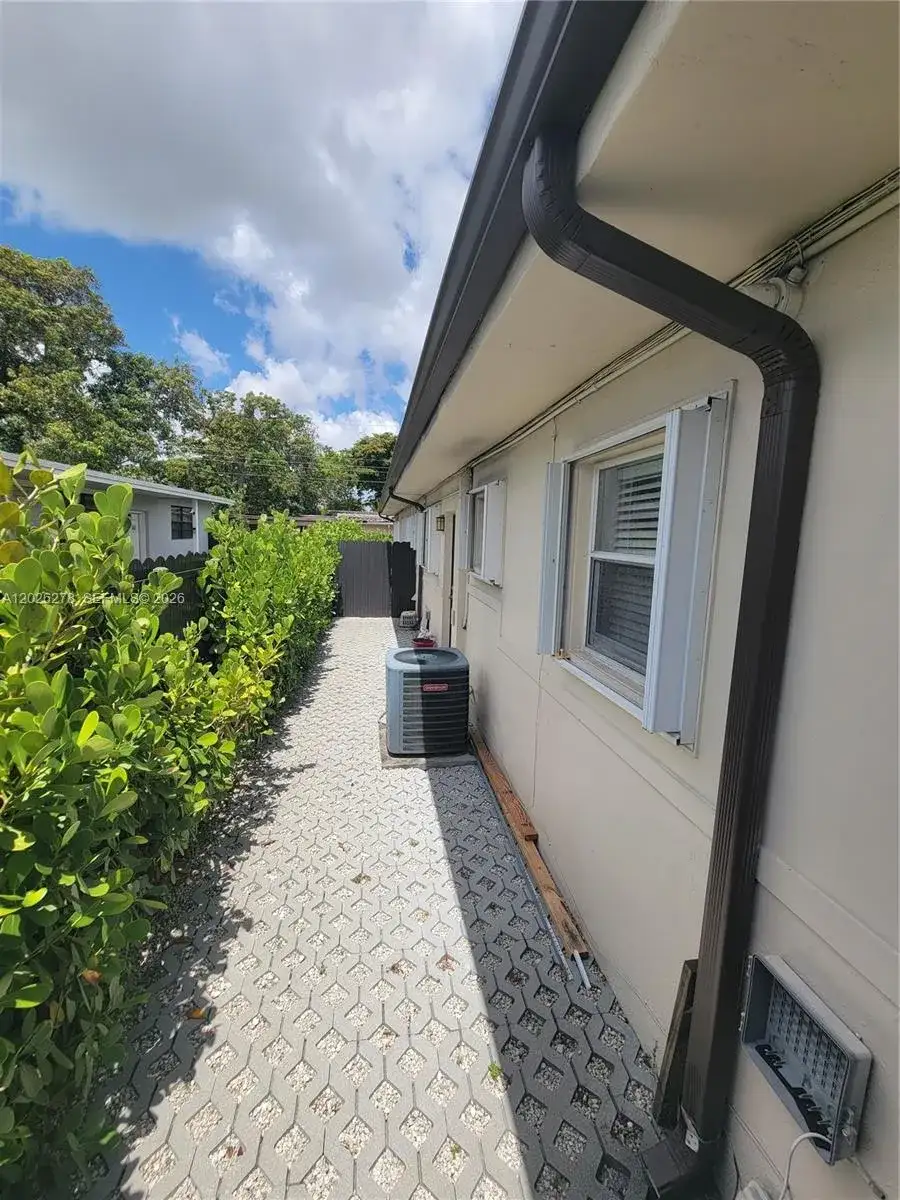 1052 SW 79th Ave, Miami FL 33144 photo 4