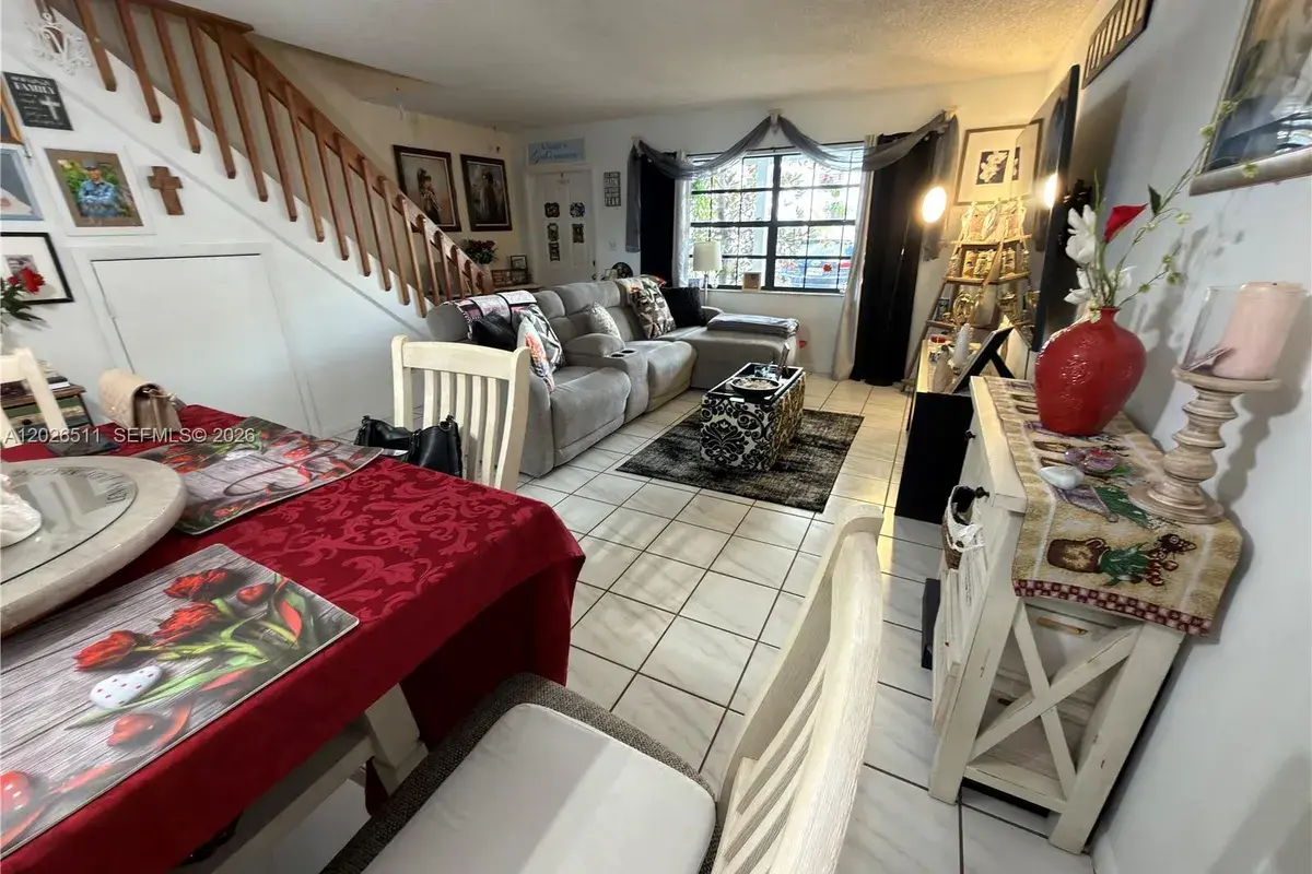 10428 NW 3rd St, Pembroke Pines FL 33026