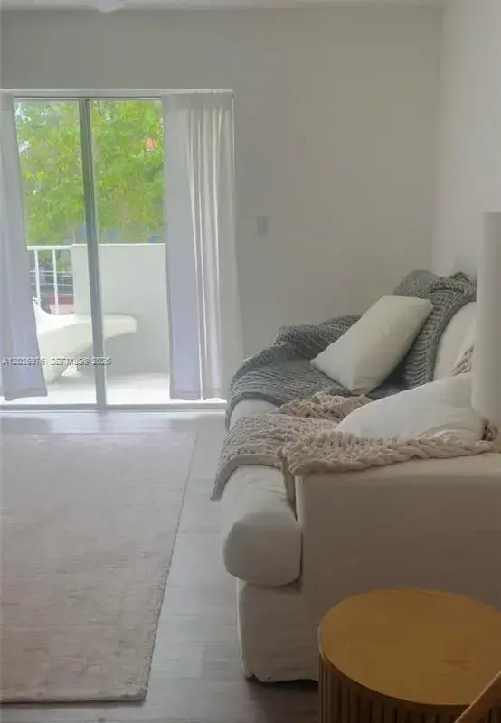 240 Collins Ave # 2B, Miami Beach FL 33139