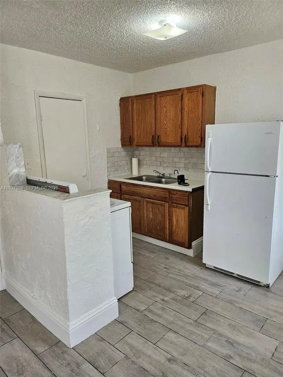 709 NE 4th Ct # 2, Hallandale Beach FL 33009 photo 4