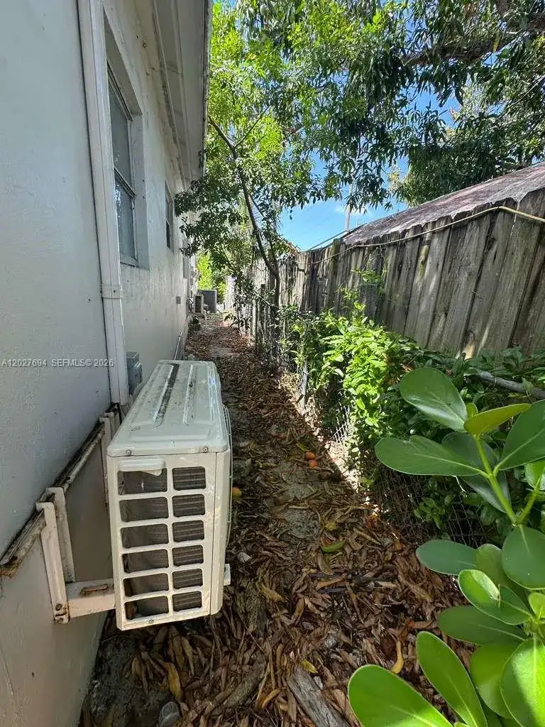 685 SW 7th Terr, Dania Beach FL 33004 photo 2