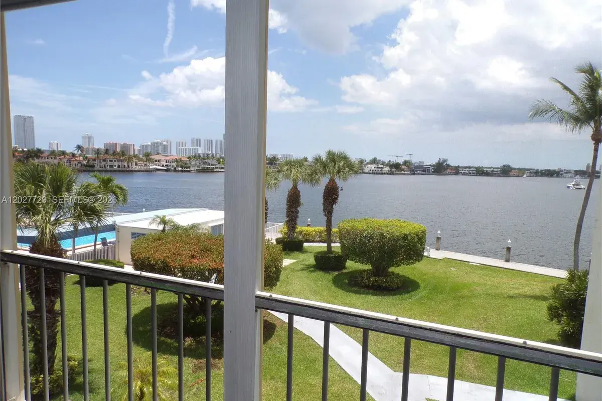 3010 Marcos Dr # R314, Aventura FL 33160