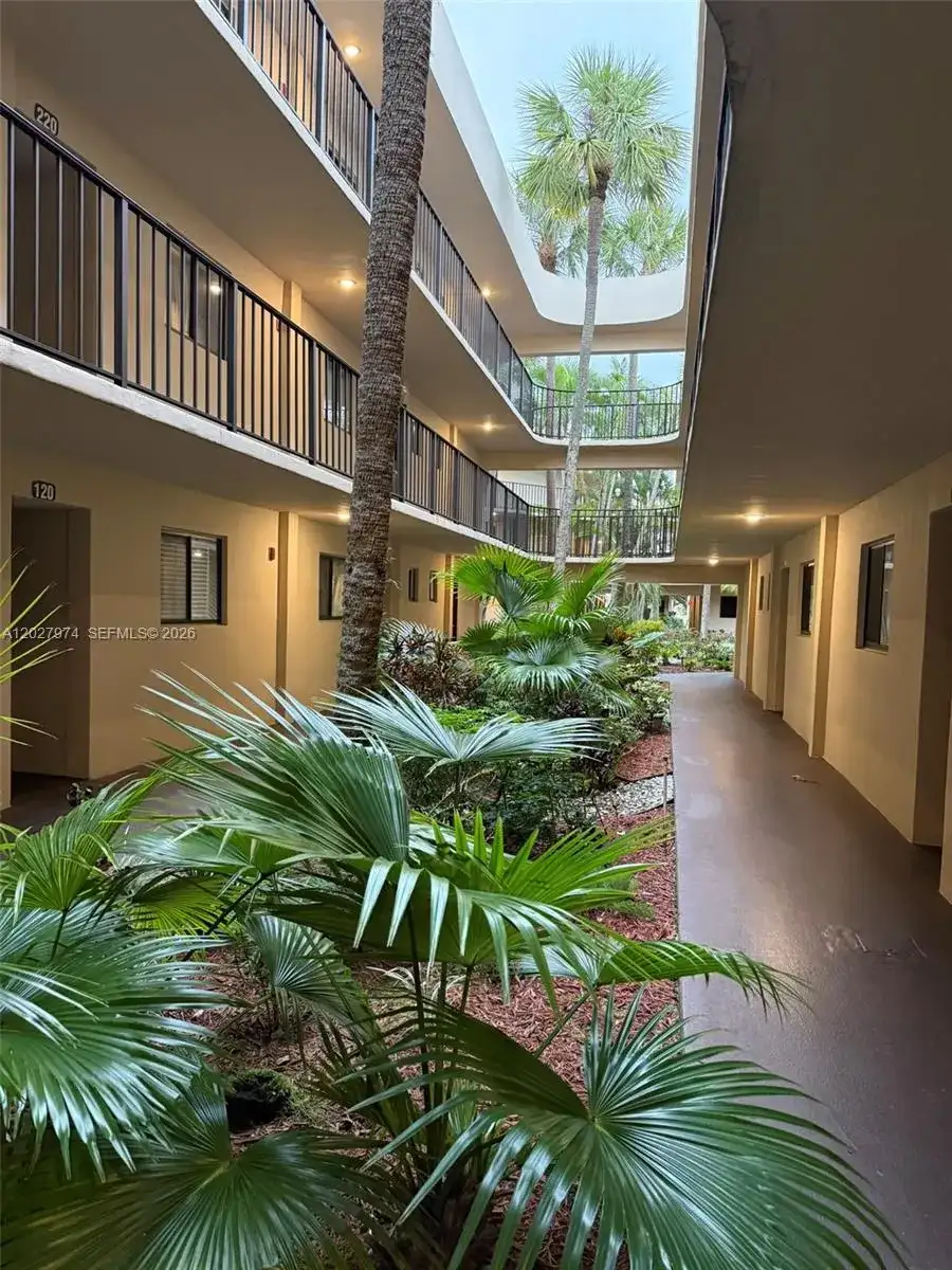 5220 Las Verdes Cir # 114, Delray Beach FL 33484 photo 2