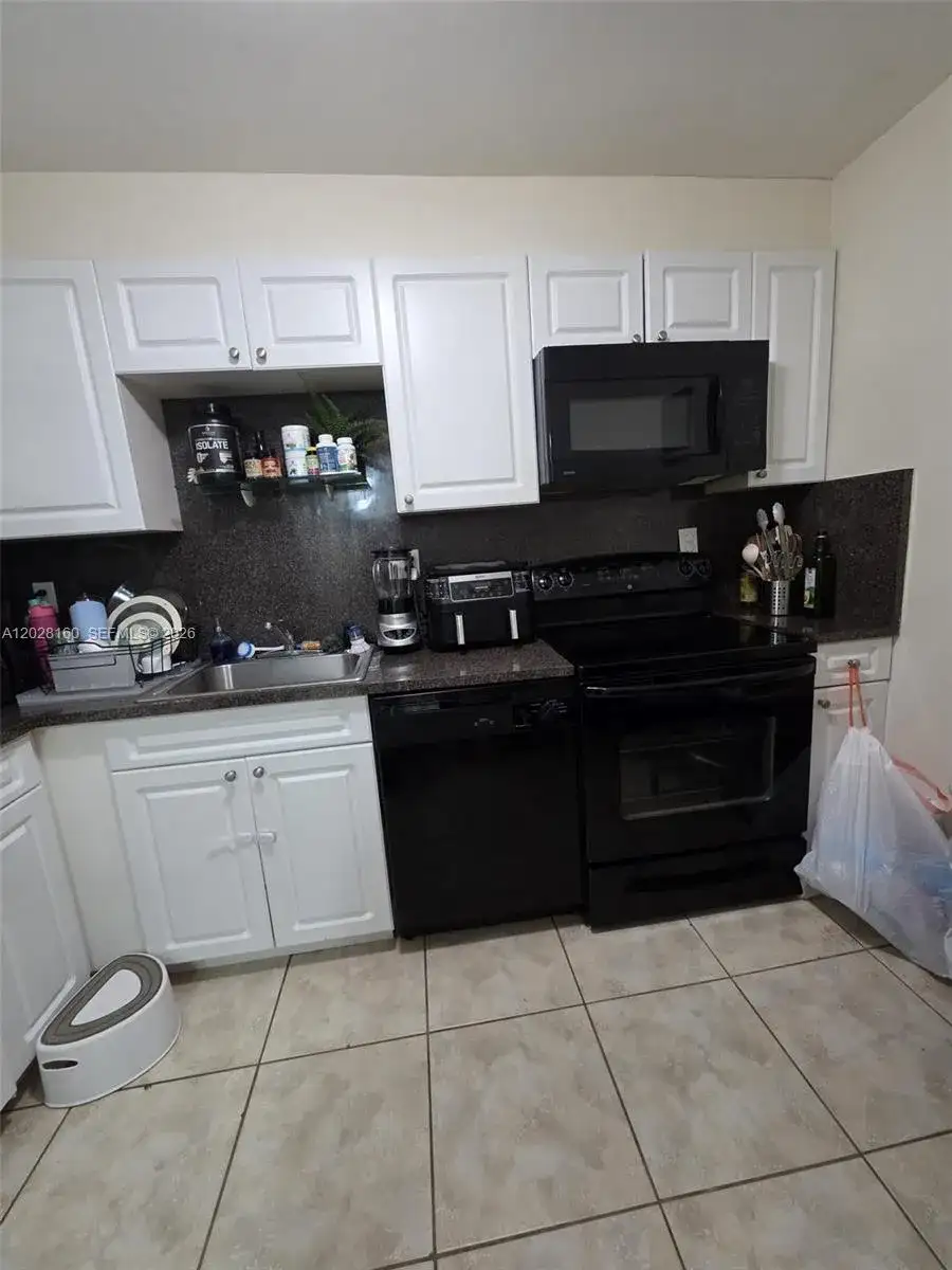 450 Commodore Dr # 108, Plantation FL 33325 photo 3