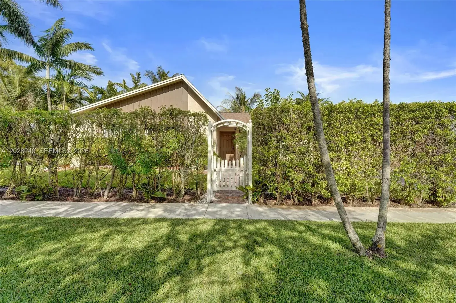 417 SE 4th St, Dania Beach FL 33004 photo 3