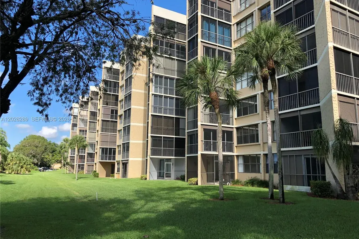 16300 Golf Club Rd # 105, Weston FL 33326