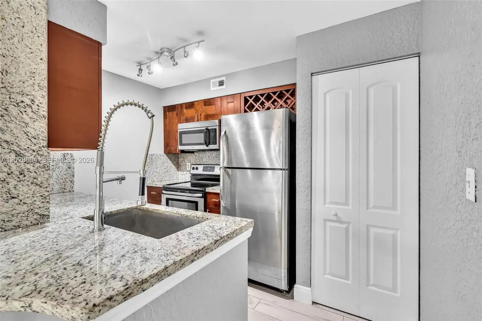 2851 N Oakland Forest Dr # 111, Oakland Park FL 33309 photo 4