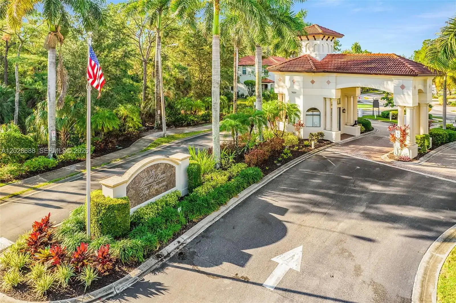7542 Bristol Cir, Naples FL 34120