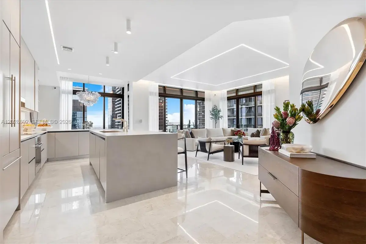 88 SW 7th St # 4001, Miami FL 33130