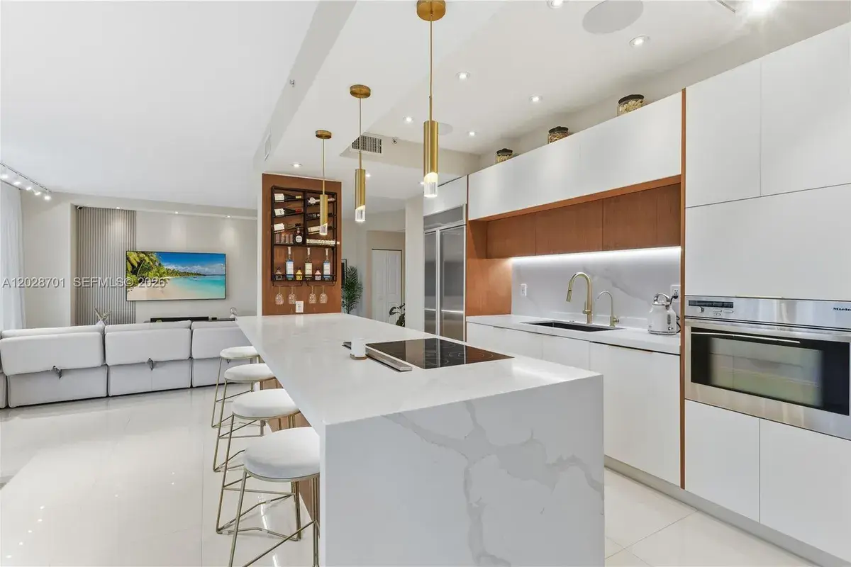 3500 Mystic Pointe Dr # 104, Aventura FL 33180
