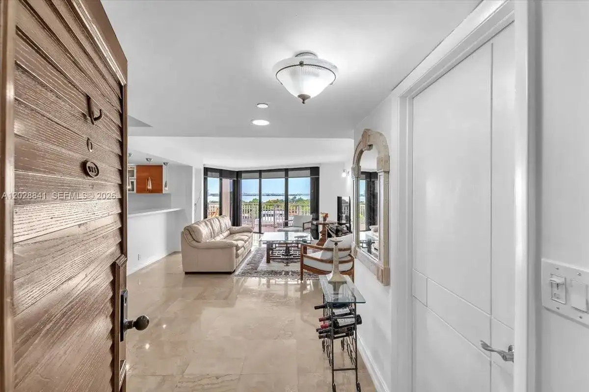2000 Towerside Ter # 908, Miami FL 33138