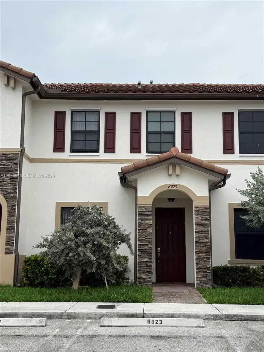 8923 W 35th Ave, Hialeah FL 33018 photo 2