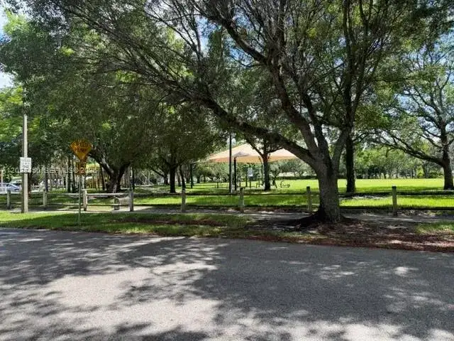 2015 Pinehurst Dr, West Palm Beach FL 33407 photo 3