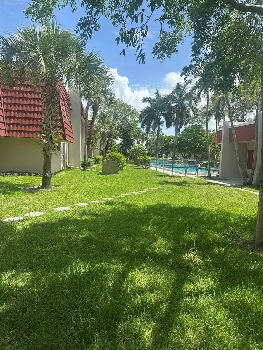 5 Jacaranda Country Club Dr # 206, Plantation FL 33324