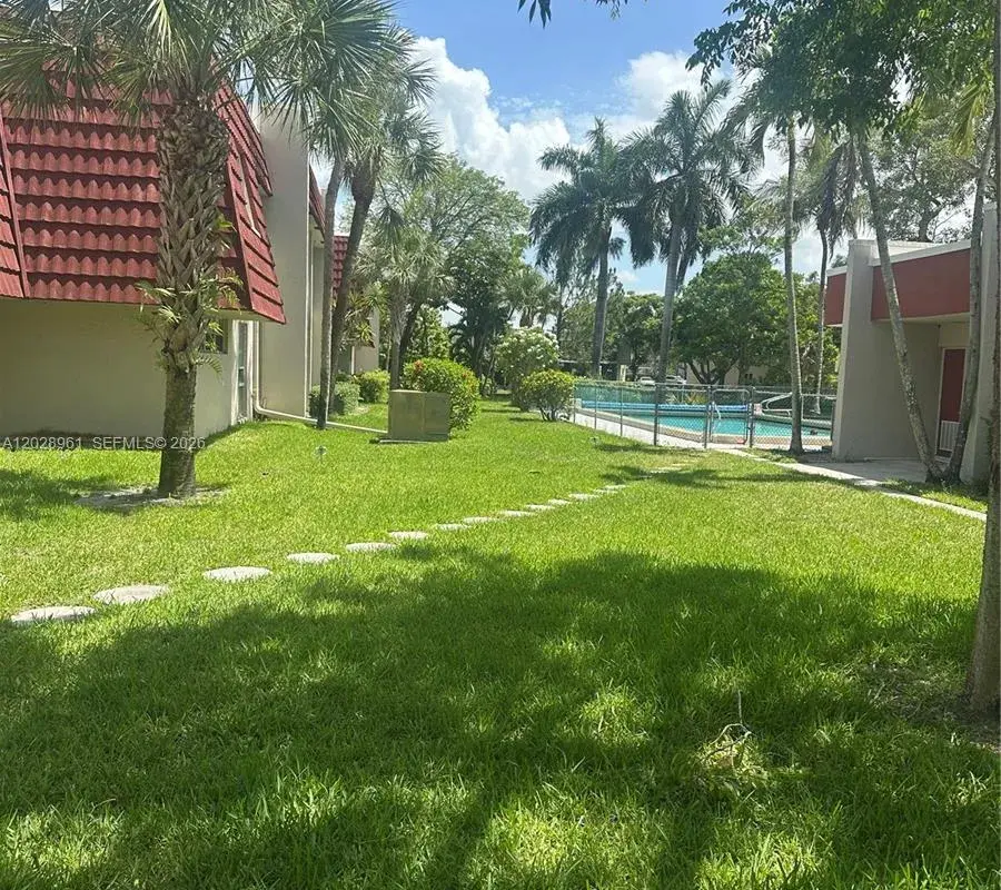 5 Jacaranda Country Club Dr # 206, Plantation FL 33324
