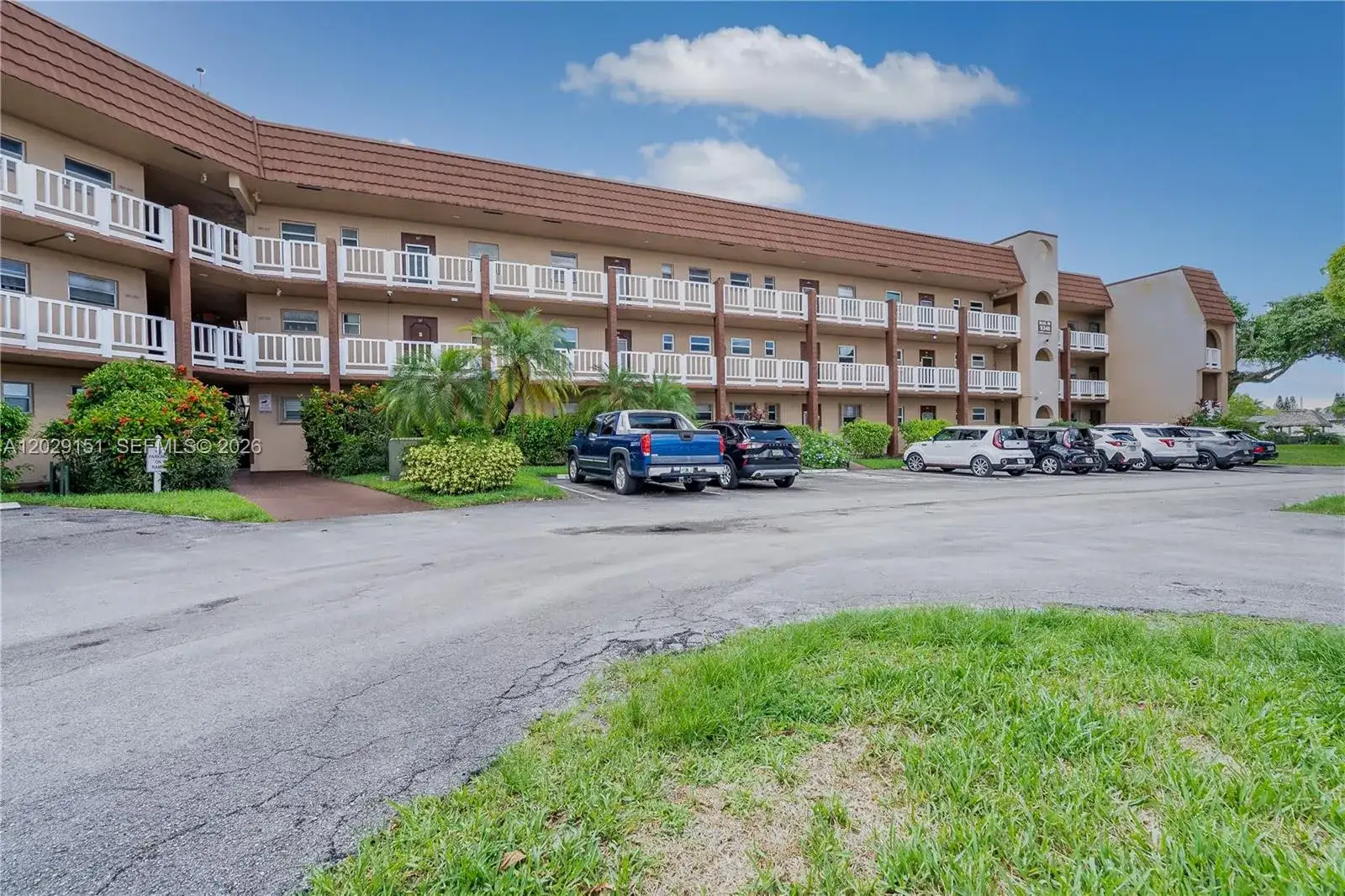 9340 Sunrise Lakes Blvd # 209, Sunrise FL 33322 photo 2