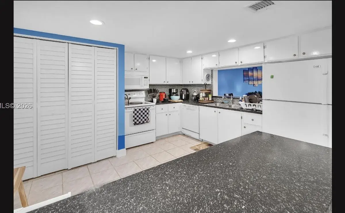 9427 NW 42nd St, Sunrise FL 33351