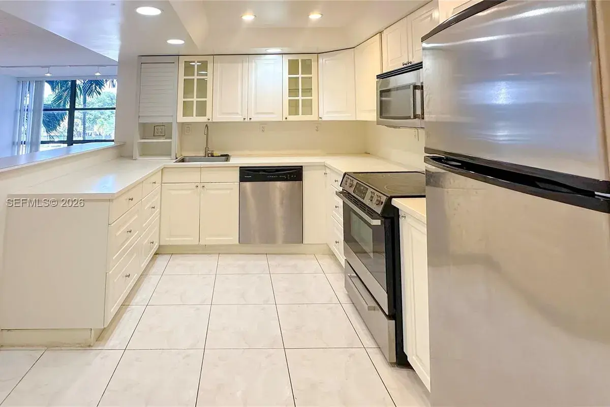 800 Parkview Dr # 323, Hallandale Beach FL 33009