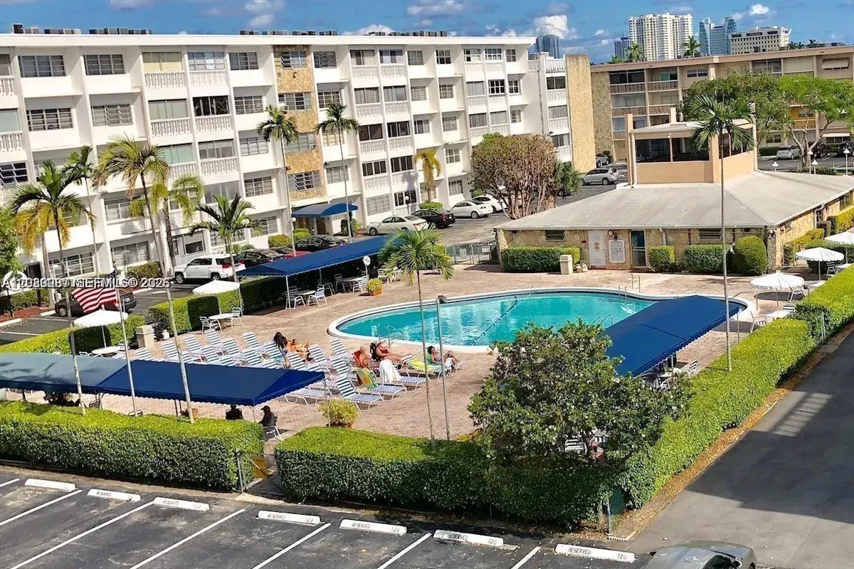 215 SE 3rd Ave # 206A, Hallandale Beach FL 33009