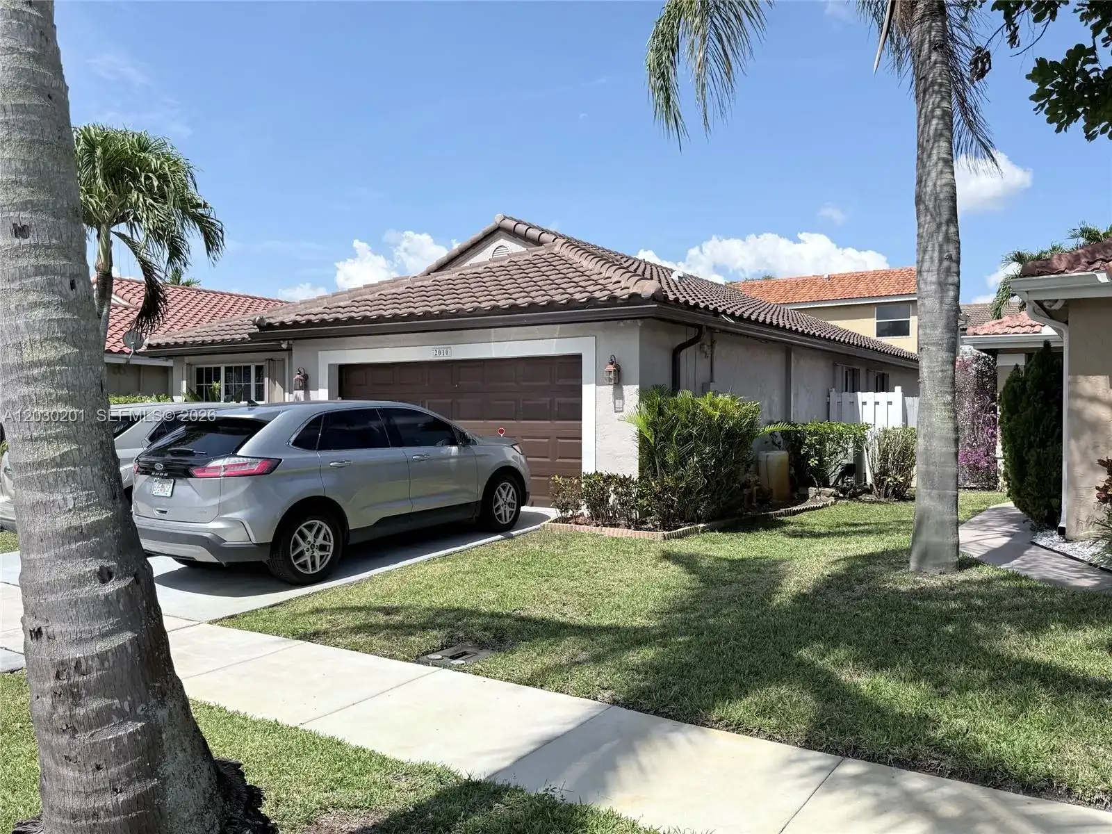 2010 NW 182nd Ter, Pembroke Pines FL 33029 photo 4