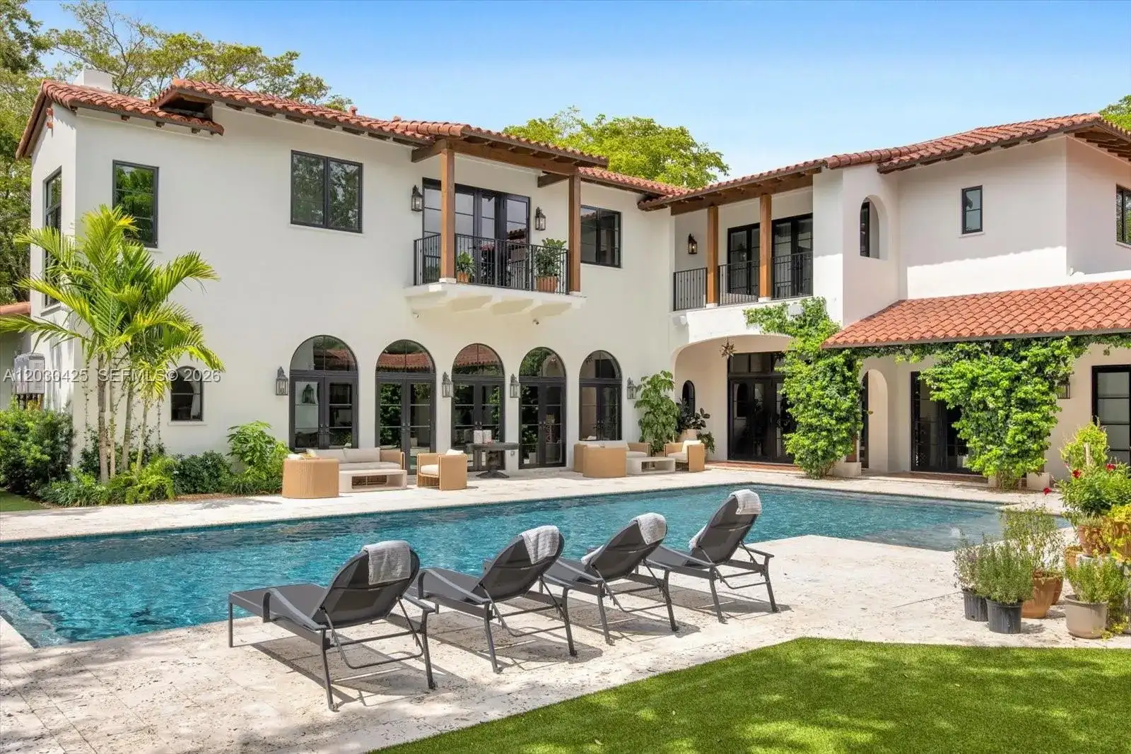545 San Antonio Ave, Coral Gables FL 33146 photo 2