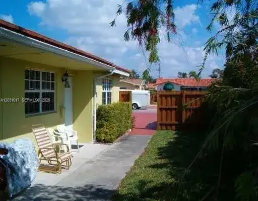 625 SW 3rd St, Hallandale Beach FL 33009 photo 2