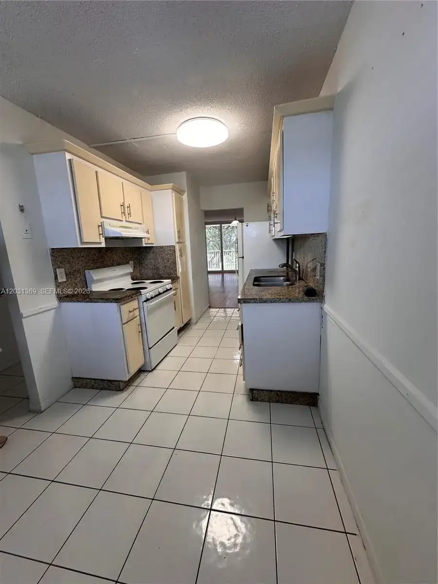 250 Jacaranda Dr # 305, Plantation FL 33324 photo 3