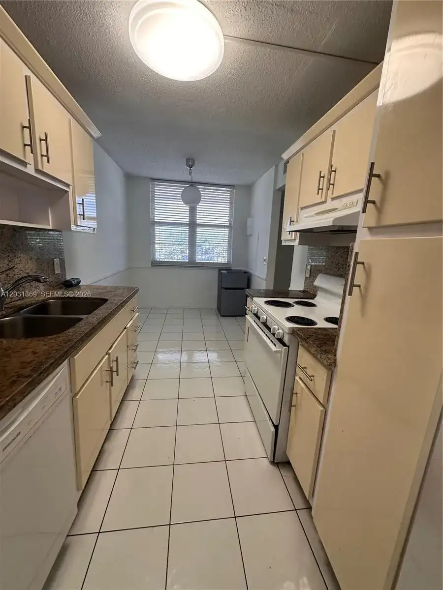 250 Jacaranda Dr # 305, Plantation FL 33324 photo 5