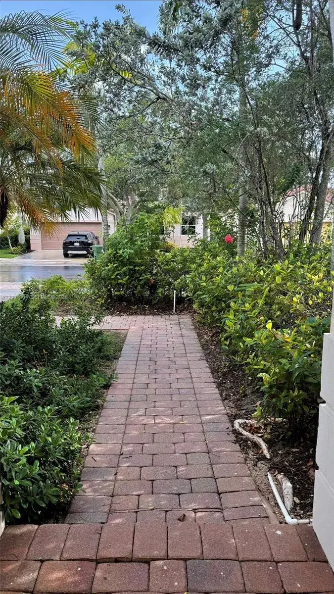 748 Tulip Cir, Weston FL 33327