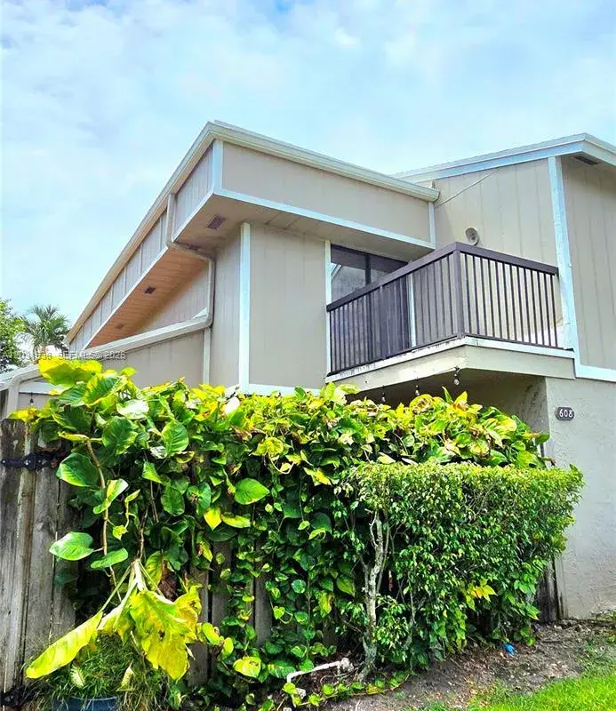 608 Commodore Dr, Plantation FL 33325