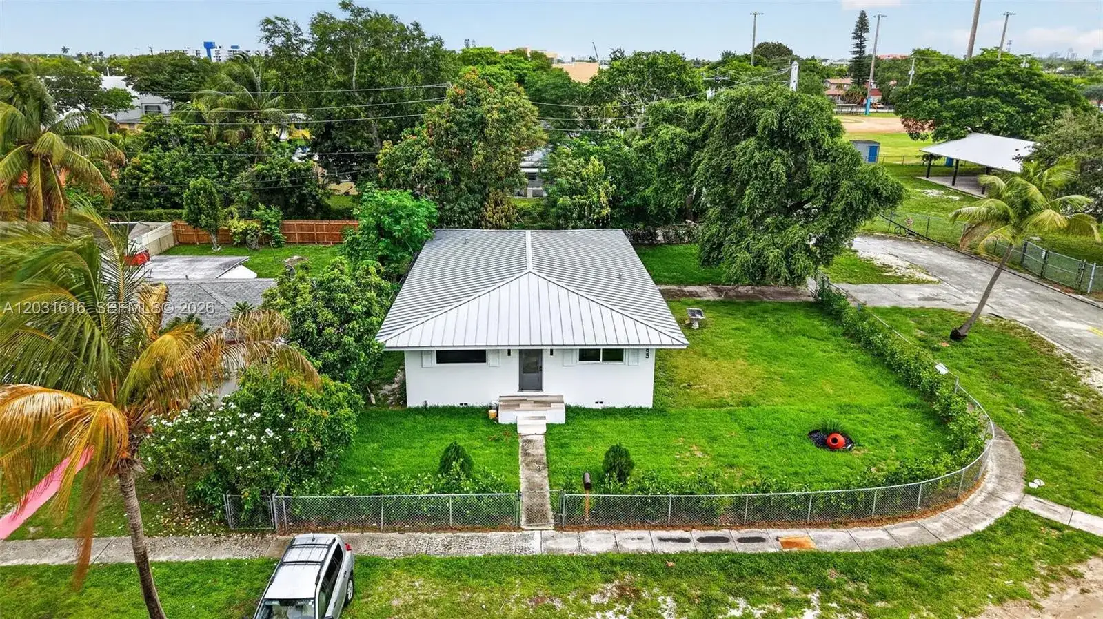1695 NE 160th St, North Miami Beach FL 33162 photo 2