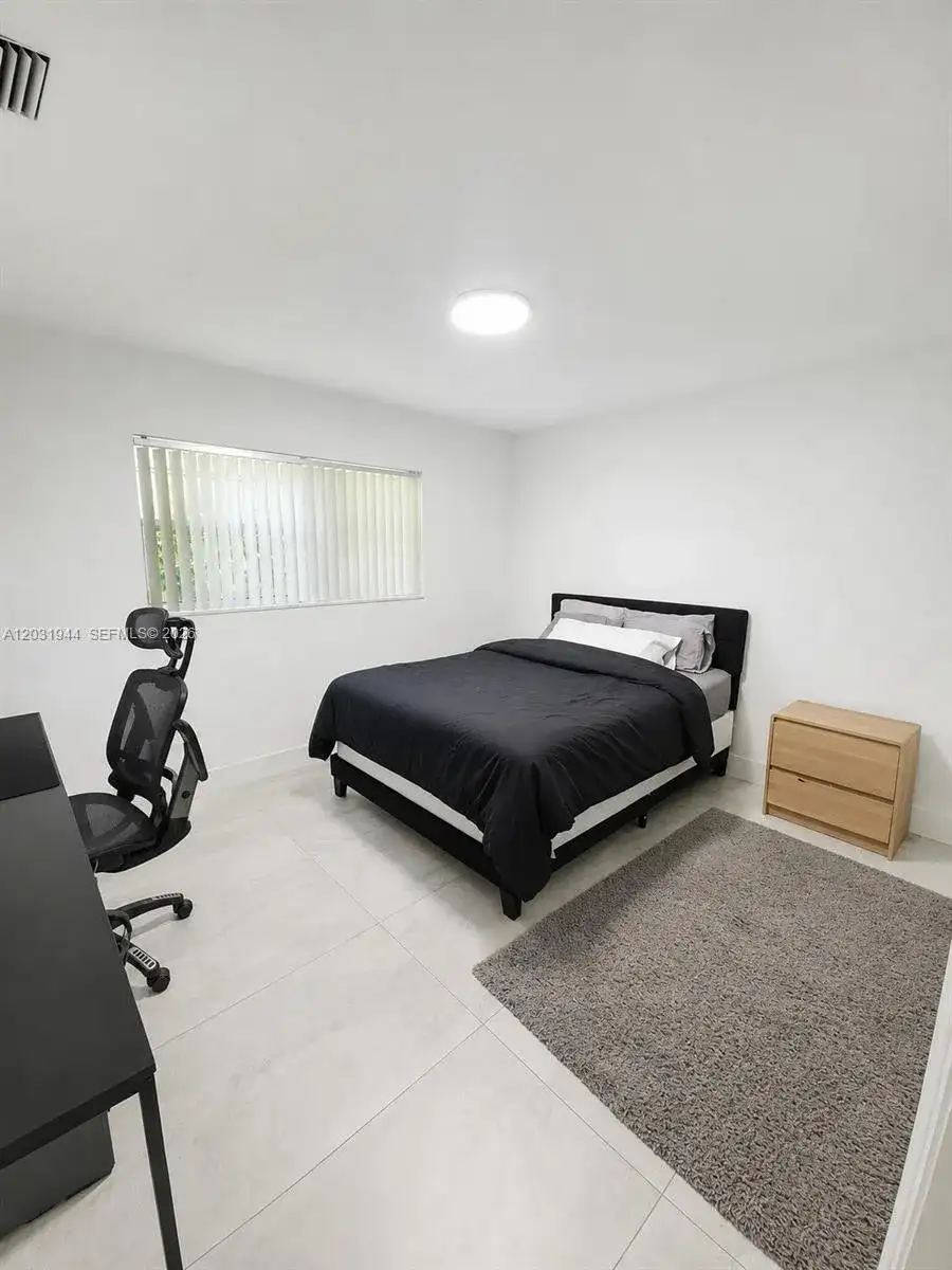 800 NE 2nd Ct, Hallandale Beach FL 33009 photo 4