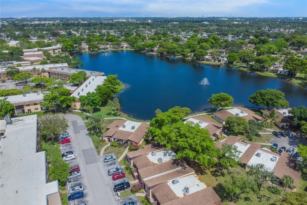 322 Briarwood Cir # 17, Hollywood FL 33024