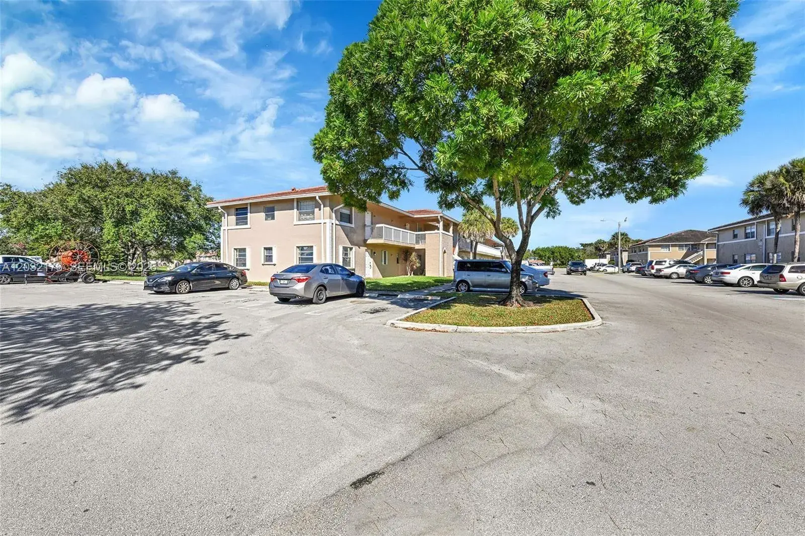 906 Twin Lakes Dr # J, Coral Springs FL 33071