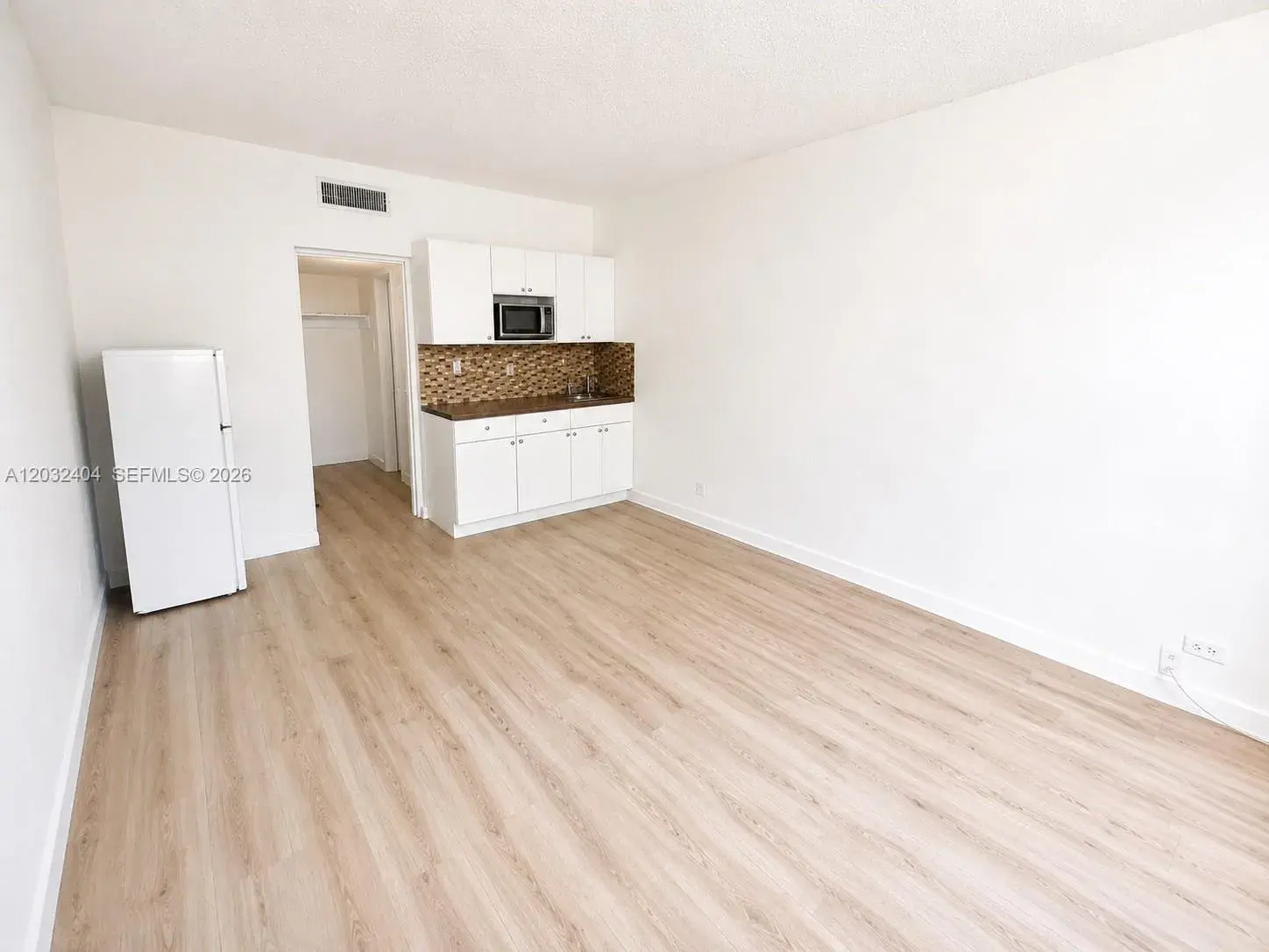 26 Diplomat Pkwy # 2325, Hallandale Beach FL 33009