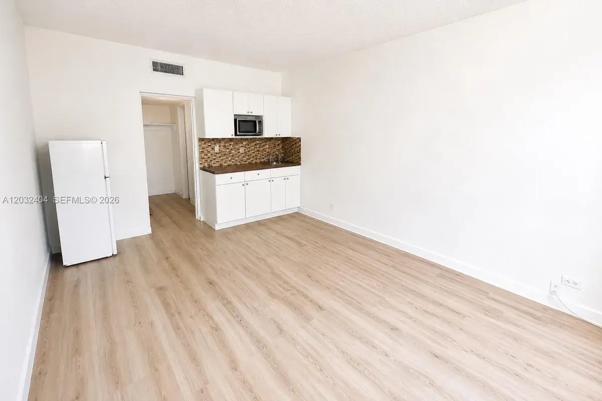 26 Diplomat Pkwy # 2325, Hallandale Beach FL 33009