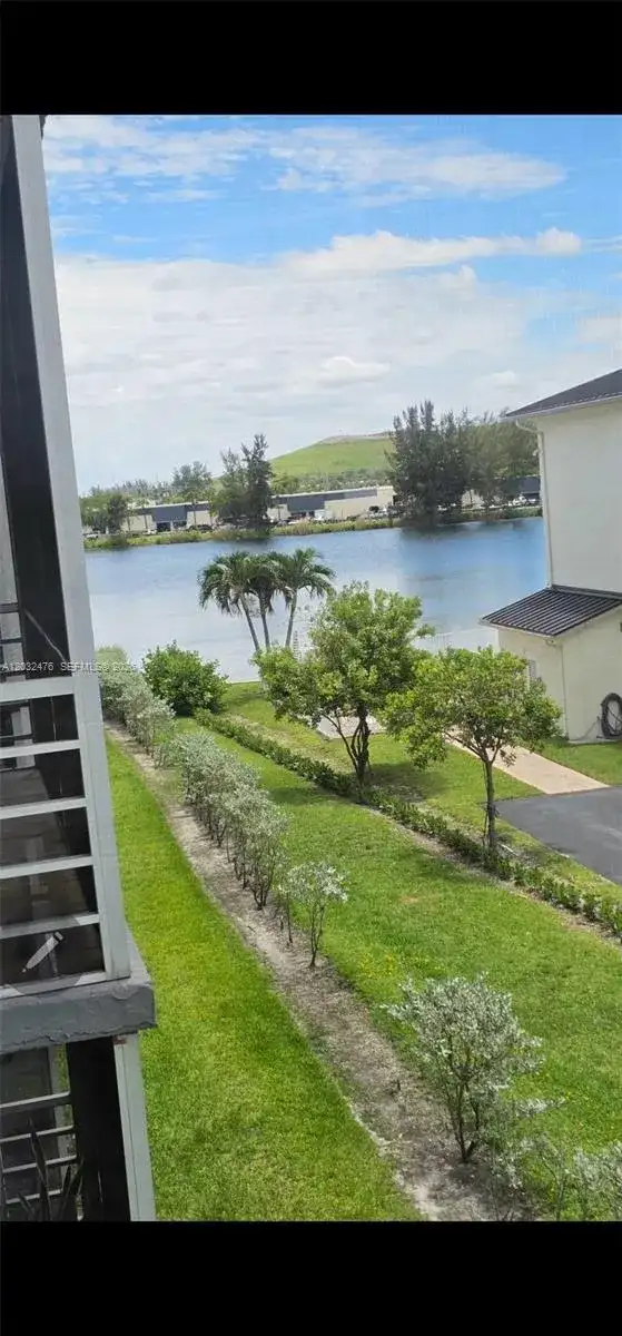 4311 Crystal Lake Dr # 321, Deerfield Beach FL 33064 photo 3