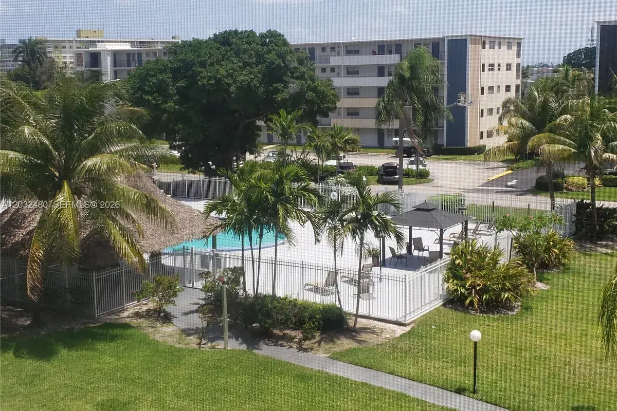 4700 Washington St # 404, Hollywood FL 33021