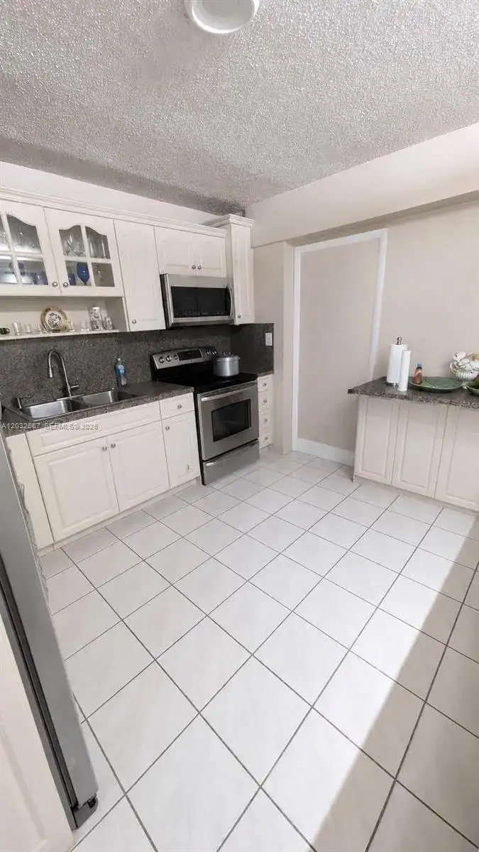 4596 E 8th Ct, Hialeah FL 33013 photo 5
