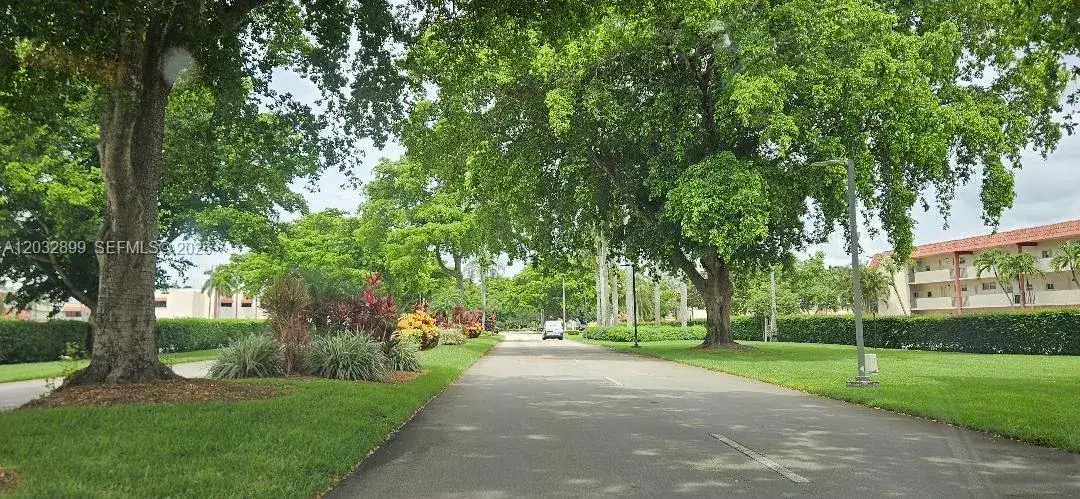 9823 S Hollybrook Lake Dr # 310, Pembroke Pines FL 33025