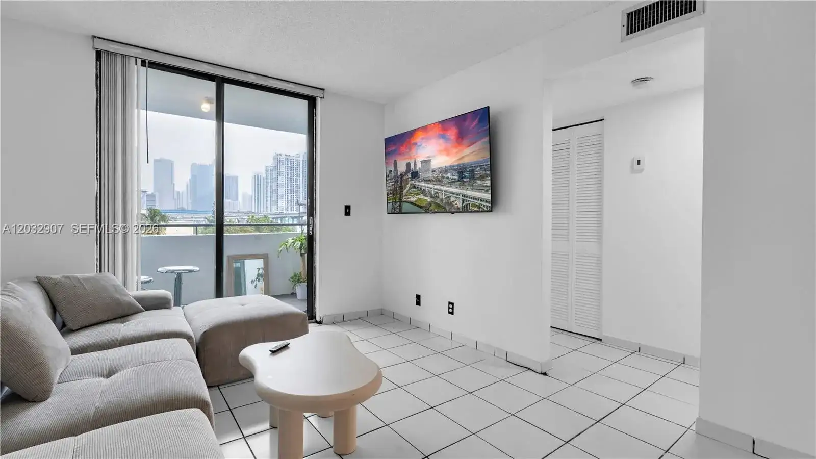 546 SW 1st St # 603, Miami FL 33130 photo 3