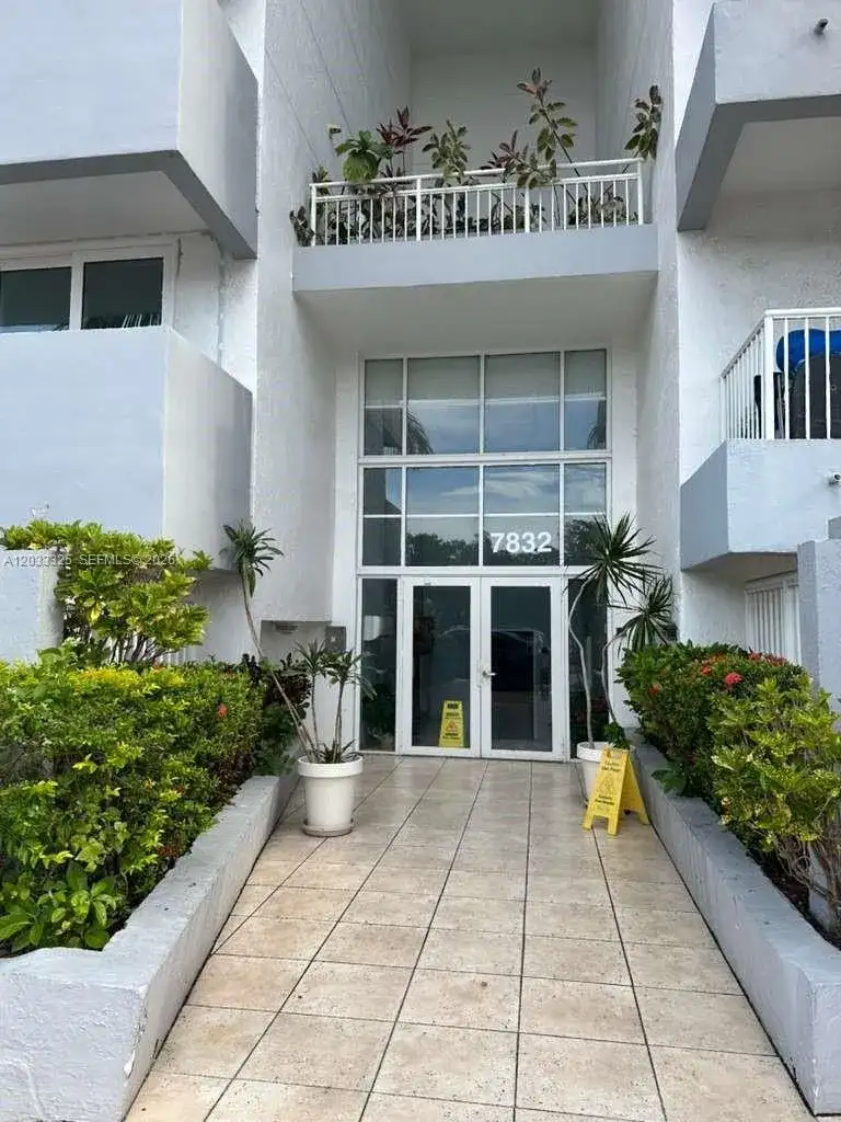 7832 Collins Ave # 406, Miami Beach FL 33141 photo 3
