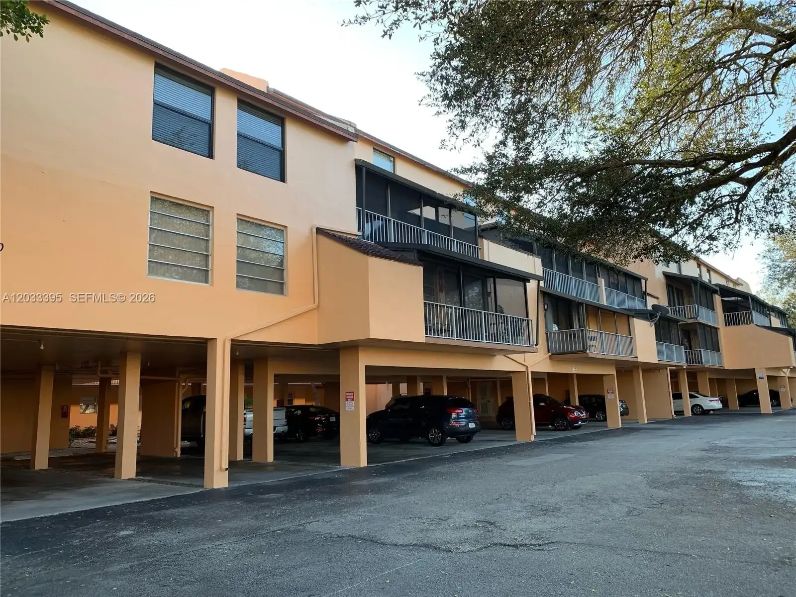 400 Commodore Dr # 308, Plantation FL 33325