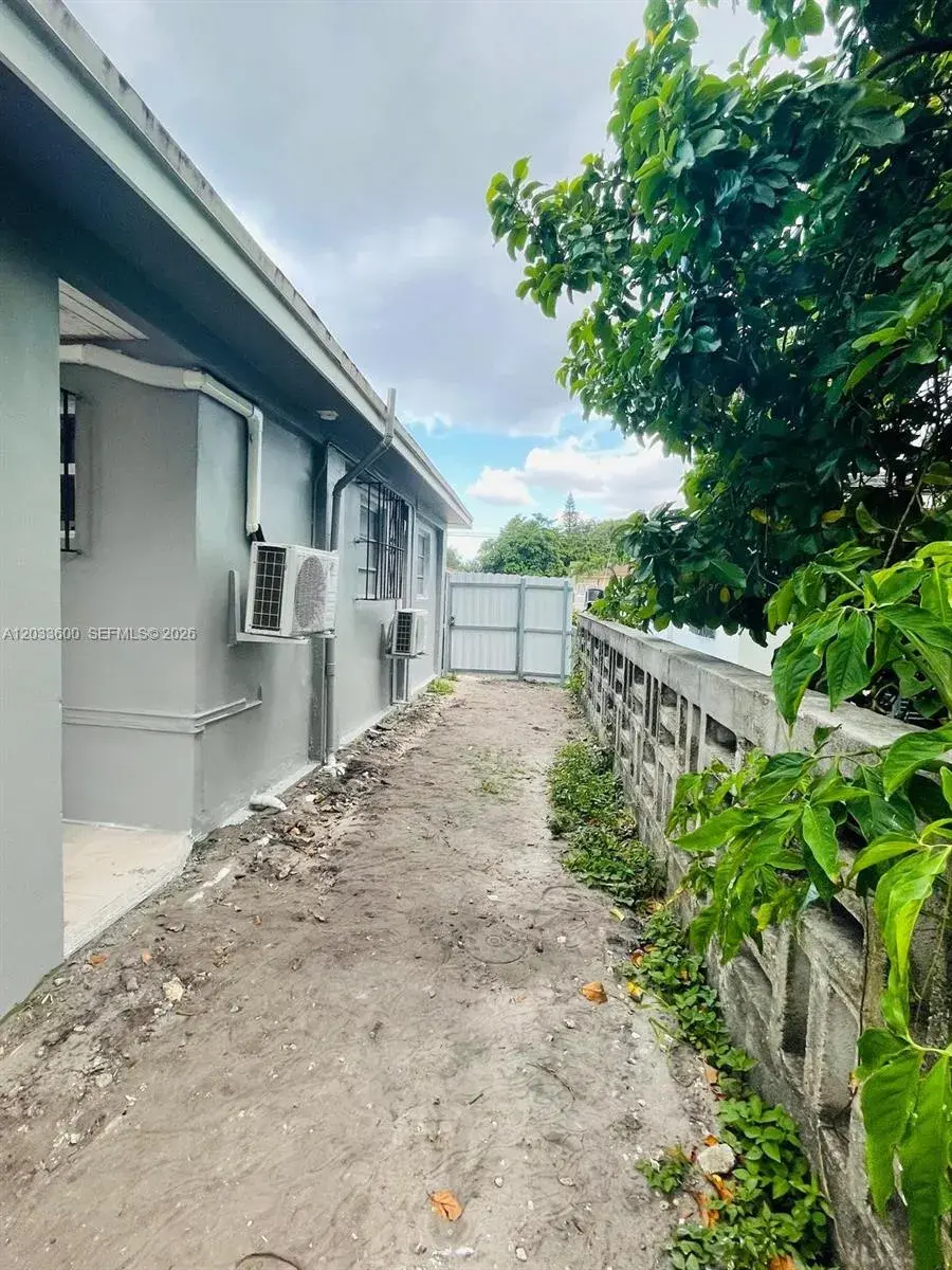 2437 NW 98th St, Miami FL 33147
