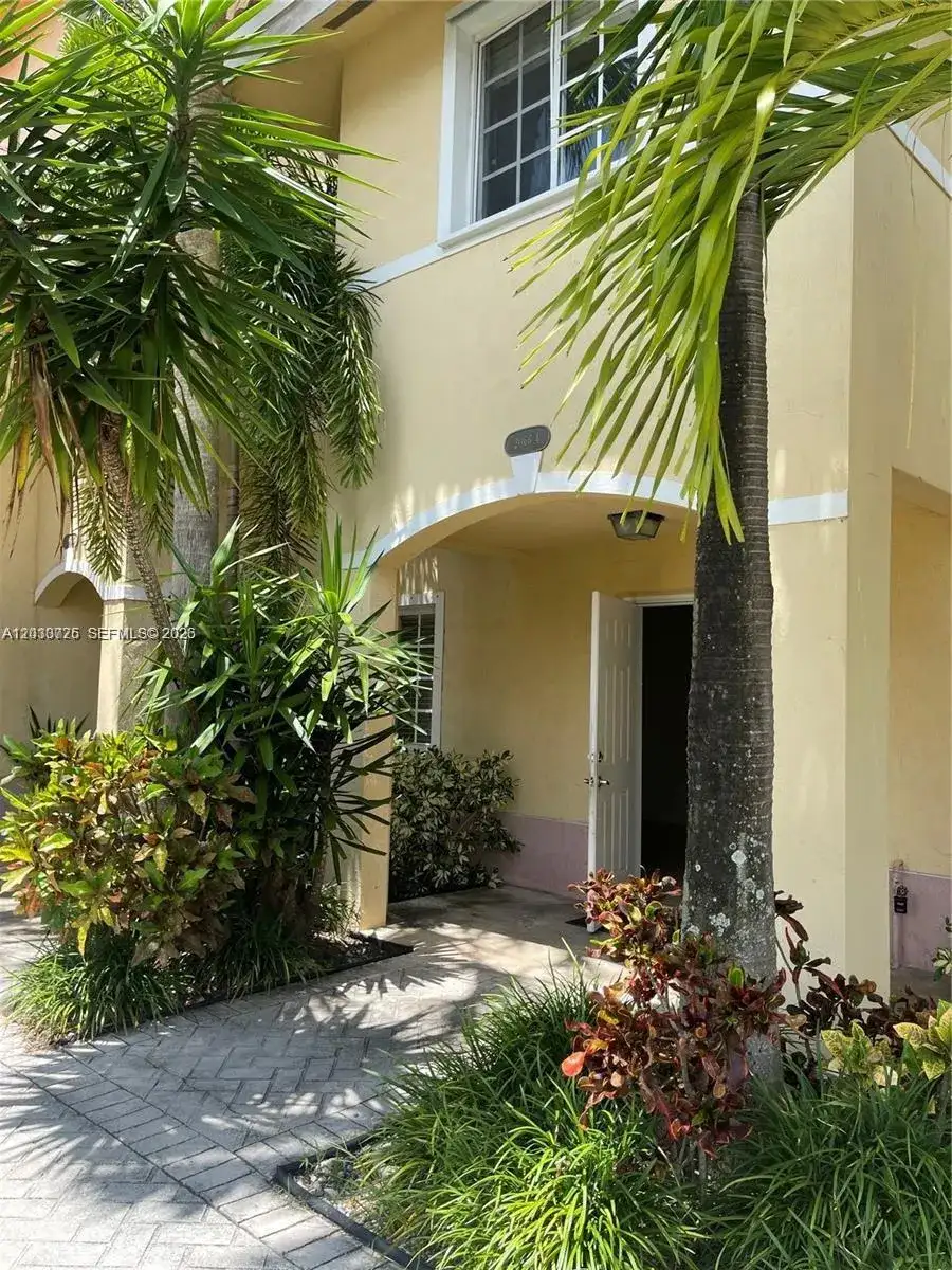 2066 NE 167th St # 108, North Miami Beach FL 33162 photo 2
